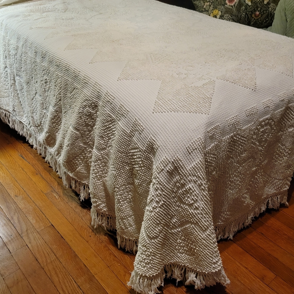 Bates White Cotton Hobnail Floral Bedspread w/ Fringe Trim, Full Size (?)
